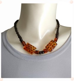 画像4: 【送料無料】◆flower storm◆長さ42cm 琥珀色のアクリルビーズ＆ウッドビーズのショートネックレス amber × brown 金属アレルギー対応 (アンバー ステンレス アクセサリー チョーカー 日本製 レディース）