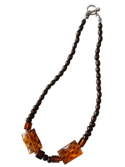 画像1: 【送料無料】◆flower storm◆長さ42cm 琥珀色のアクリルビーズ＆ウッドビーズのショートネックレス amber × brown 金属アレルギー対応 (アンバー ステンレス アクセサリー チョーカー 日本製 レディース）