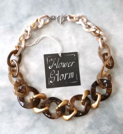 画像2: 【送料無料】◆flower storm◆長さ約48cm アクリルチェーン ショートネックレス Khaki Brown × Gold 金属アレルギー対応 (アクセサリー 大ぶり ボリューム 季節感 春夏 レディース  日本製）
