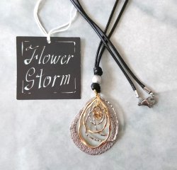 画像2: 【送料無料】◆flower storm◆長さ約74cm シルバー×ゴールド コンビネーションカラーのメタルフレームチャーム ロングネックレス （アクセサリー ステンレス 日本製 ）