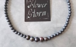 画像4:  【送料無料】◆flower storm◆長さ43~48cm 日本製樹脂パール 艶消し6mm ＆淡水パール10mm ネックレス ダークグレー アジャスター付 (6月誕生石 淡水真珠 ユリア樹脂 アクリルパール ステンレス アクセサリー 日本製）