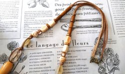 画像7: 【送料無料】◆flower storm◆長さ約72cm 大振り ウッドとアクリル、水牛ビーズの 革紐ロングネックレス ライトマスタード×ブラウン（アクセサリー レザーネックレス 木製 樹脂 バッファローホーン 天然素材 日本製）