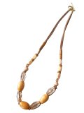 【送料無料】◆flower storm◆長さ約55cm ウッドとアクリル、水牛ビーズの 革紐ネックレス ライトマスタード×ブラウン（アクセサリー レザーネックレス 木製 樹脂 バッファローホーン 天然素材 日本製）