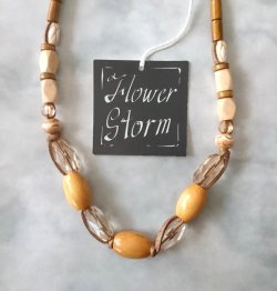 画像2: 【送料無料】◆flower storm◆長さ約55cm ウッドとアクリル、水牛ビーズの 革紐ネックレス ライトマスタード×ブラウン（アクセサリー レザーネックレス 木製 樹脂 バッファローホーン 天然素材 日本製）