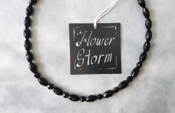 画像4:  【送料無料】◆flower storm◆（長さ42cm）艶やかブラック×ゴールド 2種のチェコビーズのショートネックレス ステンレス製24KGP/18KGPの留め具 (チェコガラス製 本金メッキ 変色防止 アレルギー対応 日本製)