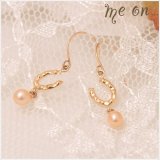 【日本製】【me on...】揺れるパール・K10イエローゴールド(10金)・ホースシューモチーフピアス