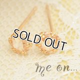 【日本製】【me on...】小さな一粒シャンパンキュービックジルコニアK10イエローゴールドフラワーピアス