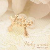 【日本製】【me on...】神聖な十字架が目をひく、K10アンティーククロスモチーフピアス