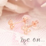 【日本製】【me on...】K10（PG）職人が編みこんだ幸せのシンボル・・ミル加工四つ葉のクローバー◆プチピアスシリーズ