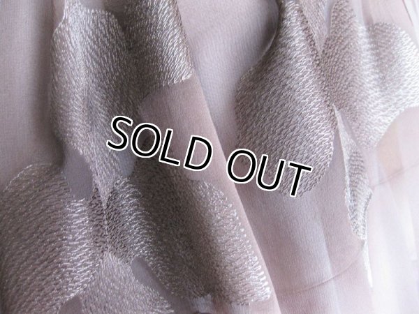 画像2: 【薄手ストール】さりげなくゴージャス！花刺繍入りシルク100％ストール（紫外線対策 UV対策 日除け 冷房対策）