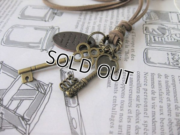 画像4: 【送料無料】【レザーネックレス】◆flower storm◆ 二つの鍵とメッセージプレートのレザーネックレス（ラッキーチャーム 革紐ロングネックレス メンズ/レディース）