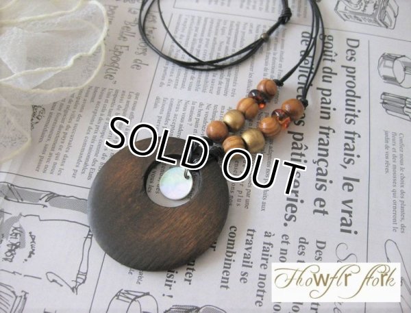 画像2: 【送料無料】【レザーネックレス】◆flower storm◆ 直径5.8cm 大きめウッドリングモチーフと天然貝の本牛革ネックレス （革紐ロングネックレス メンズ/レディース）