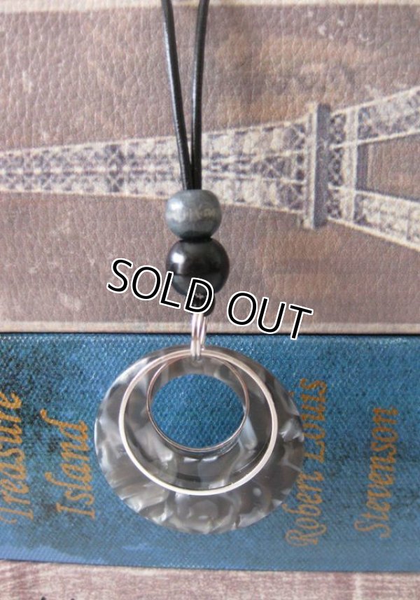 画像4: 【送料無料】【レザーネックレス】◆flower storm◆ 直径3.5cm シェル柄リングモチーフのクールな本牛革ネックレス（革紐ロングネックレス レディース/メンズ）