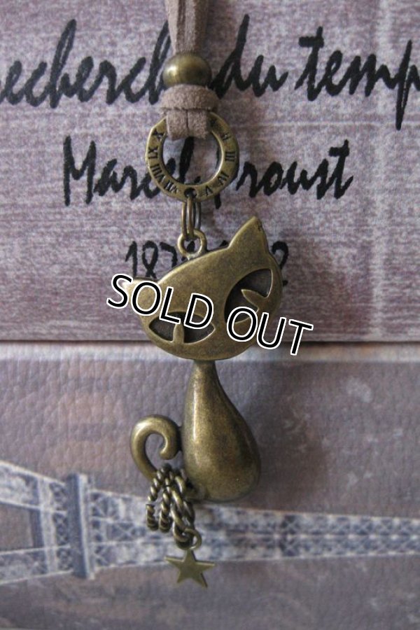 画像2: 【送料無料】【レザーネックレス】◆flower storm◆大きな目がラブリーな輪投げネコちゃん アンティークゴールド（アクセサリー/メンズ/レディース）