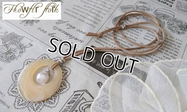 画像3: 【送料無料】【レザーネックレス】◆flower storm◆ 直径4.7cmマーブル柄リングモチーフと大粒パールのシンプルエレガントなネックレス （アクセサリー/革紐ロングネックレス/レディース）