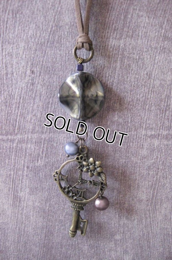 画像4: 【送料無料】【レザーネックレス】◆flower storm◆花時計レトロデザインの鍵とパール革紐ロングネックレス （アクセサリー キー パール ）