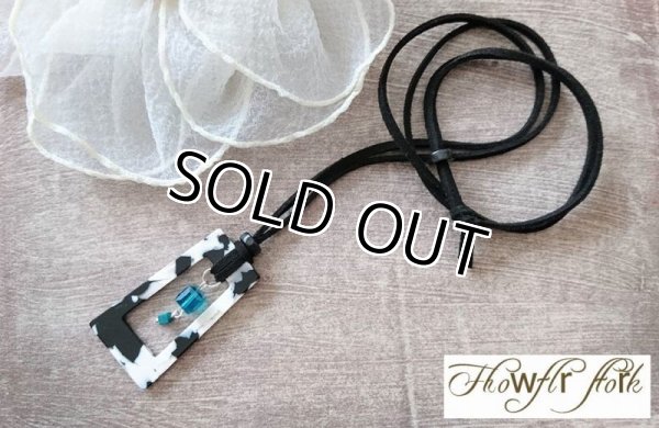 画像3: 【送料無料】【レザーネックレス】◆flower storm◆モノトーン台形チャーム＆キューブ型ブルービーズの革紐ロングネックレス（アクセサリー メンズ/レディース）
