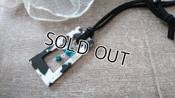 画像2: 【送料無料】【レザーネックレス】◆flower storm◆モノトーン台形チャーム＆キューブ型ブルービーズの革紐ロングネックレス（アクセサリー メンズ/レディース）