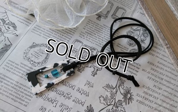 画像4: 【送料無料】【レザーネックレス】◆flower storm◆モノトーン台形チャーム＆キューブ型ブルービーズの革紐ロングネックレス（アクセサリー メンズ/レディース）