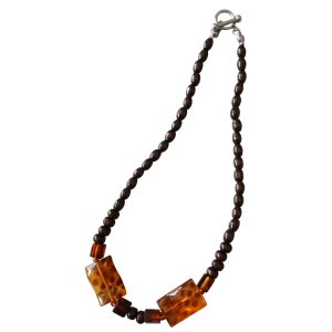 画像: 【送料無料】◆flower storm◆長さ42cm 琥珀色のアクリルビーズ＆ウッドビーズのショートネックレス amber × brown 金属アレルギー対応 (アンバー ステンレス アクセサリー チョーカー 日本製 レディース）