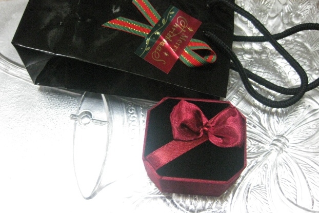 在庫限り セルフラッピングキットi 手提げ袋付リングケース 赤いリボンがキュートなワインレッドの小箱 対応 リング クリスマス ラッピング用品 ジュエリーとアクセサリーの 栞 しおり