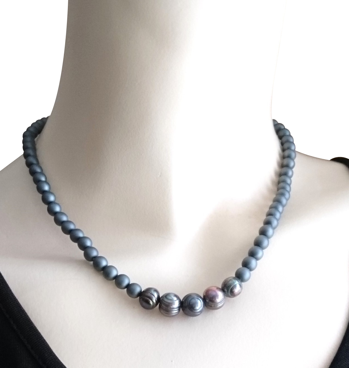 画像2:  【送料無料】◆flower storm◆長さ43~48cm 日本製樹脂パール 艶消し6mm ＆淡水パール10mm ネックレス ダークグレー アジャスター付 (6月誕生石 淡水真珠 ユリア樹脂 アクリルパール ステンレス アクセサリー 日本製）