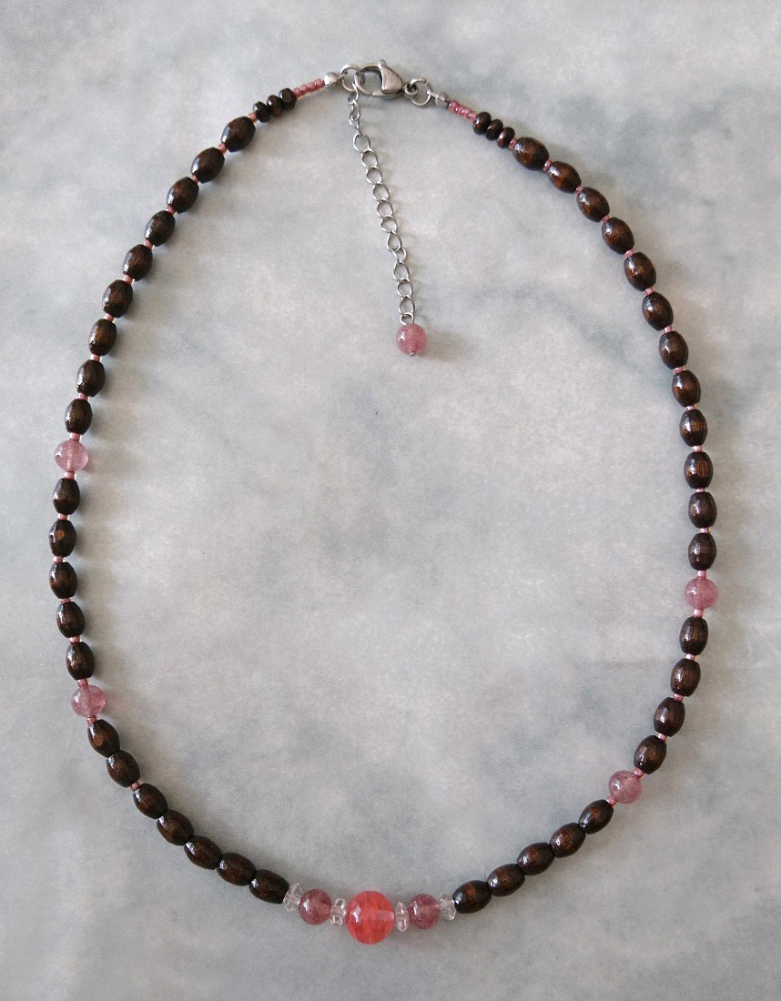 画像2: 【送料無料】◆flower storm◆長さ52~57cm 天然石ストロベリークォーツ、水晶＆ライス型ウッドビーズのネックレス Brown×Red アジャスター付 ( パワーストーン 天然木 TOHOビーズ ステンレス アクセサリー 日本製 レディース ） 