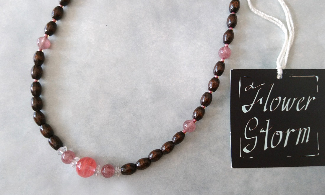画像4: 【送料無料】◆flower storm◆長さ52~57cm 天然石ストロベリークォーツ、水晶＆ライス型ウッドビーズのネックレス Brown×Red アジャスター付 ( パワーストーン 天然木 TOHOビーズ ステンレス アクセサリー 日本製 レディース ） 