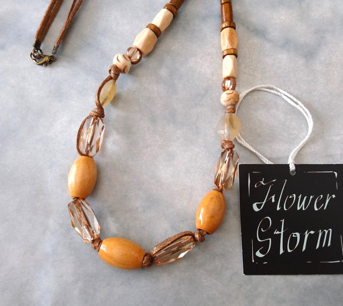 画像: 【送料無料】◆flower storm◆長さ約72cm 大振り ウッドとアクリル、水牛ビーズの 革紐ロングネックレス ライトマスタード×ブラウン（アクセサリー レザーネックレス 木製 樹脂 バッファローホーン 天然素材 日本製）