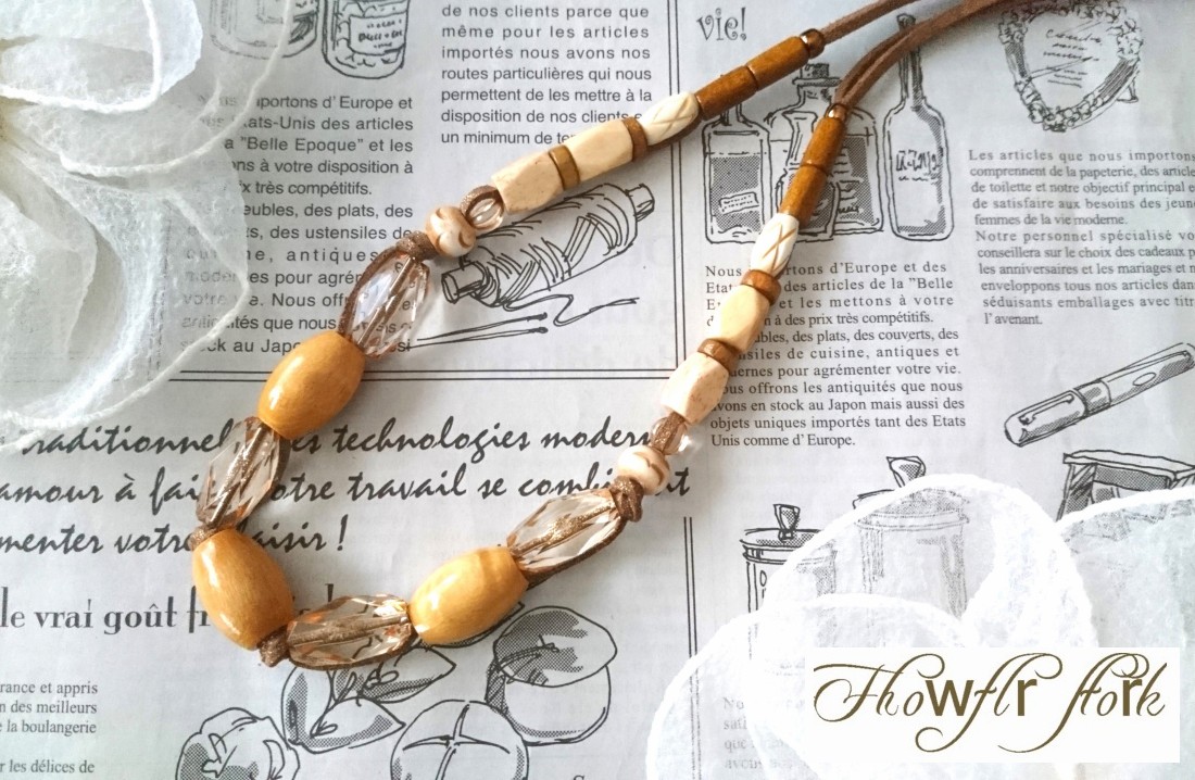 画像: 【送料無料】◆flower storm◆長さ約55cm ウッドとアクリル、水牛ビーズの 革紐ネックレス ライトマスタード×ブラウン（アクセサリー レザーネックレス 木製 樹脂 バッファローホーン 天然素材 日本製）