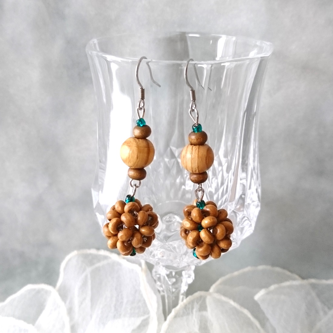 画像2: 【送料無料】◆flower storm◆18mm編み玉ウッドビーズ＆ガラスビーズのステンレス製フックピアス (アクセサリー イヤリング サージカルステンレス  木製パーツ TOHOビーズ 天然素材 日本製 ）