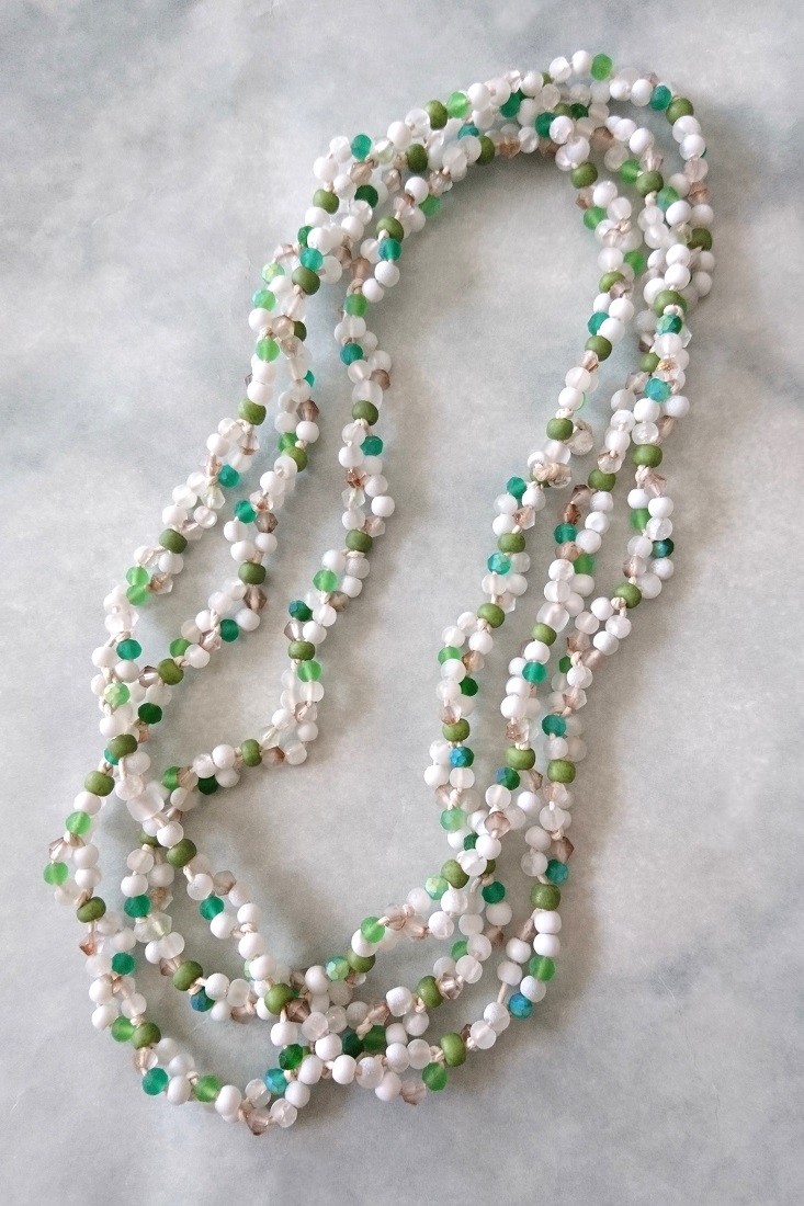 画像2: 【送料無料】◆flower storm◆長さ約130cm スプリングカラーのガラスビーズ ロングネックレス white×green 金属不使用 (アクセサリー 春 夏 TOHOビーズ 日本製 レディース メンズ）