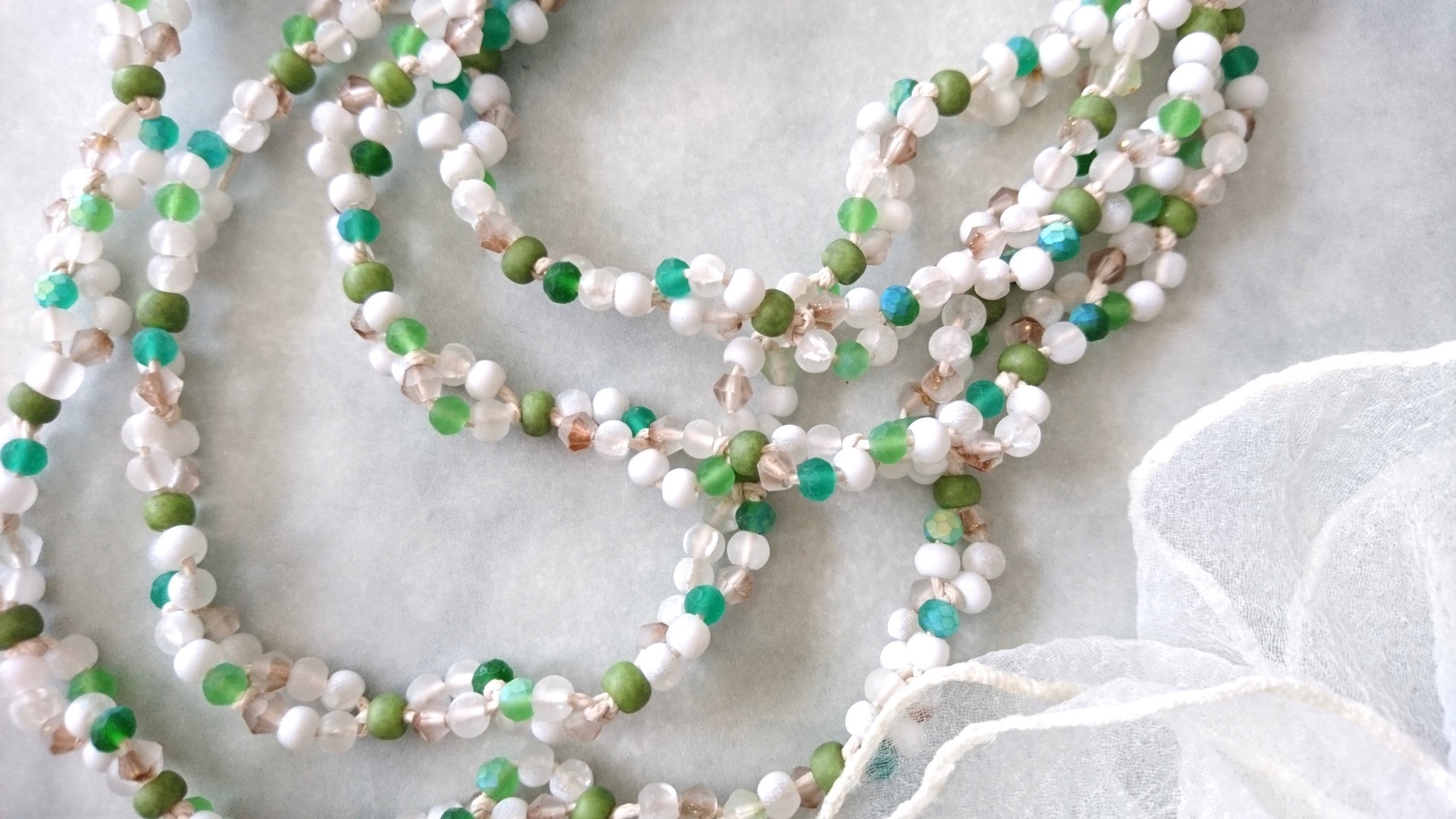 画像: 【送料無料】◆flower storm◆長さ約130cm スプリングカラーのガラスビーズ ロングネックレス white×green 金属不使用 (アクセサリー 春 夏 TOHOビーズ 日本製 レディース メンズ）