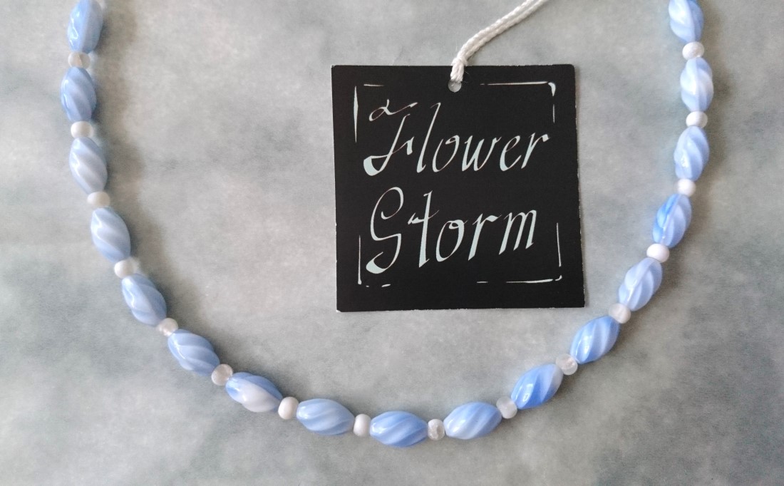 画像4:  【送料無料】◆flower storm◆（長さ43cm）淡いブルー×ホワイト チェコビーズと2種のガラスビーズのネックレス ステンレス製留め具 (チェコガラス製 日本製MIYUKIビーズ 変色防止 アレルギー対応 日本製)